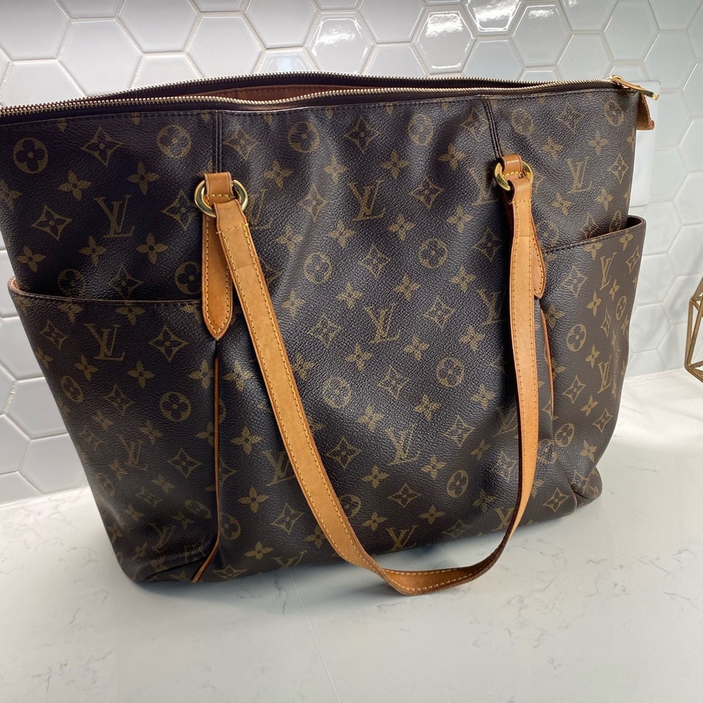 - Authentic Louis Vuitton totally GM